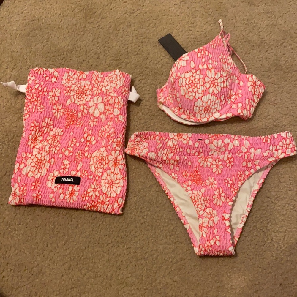 Hot pink floral triangl bikini set! Top is NWT